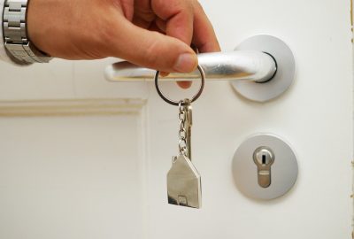 Préférez effectuer la pause de votre porte d'entrée par un professionnel