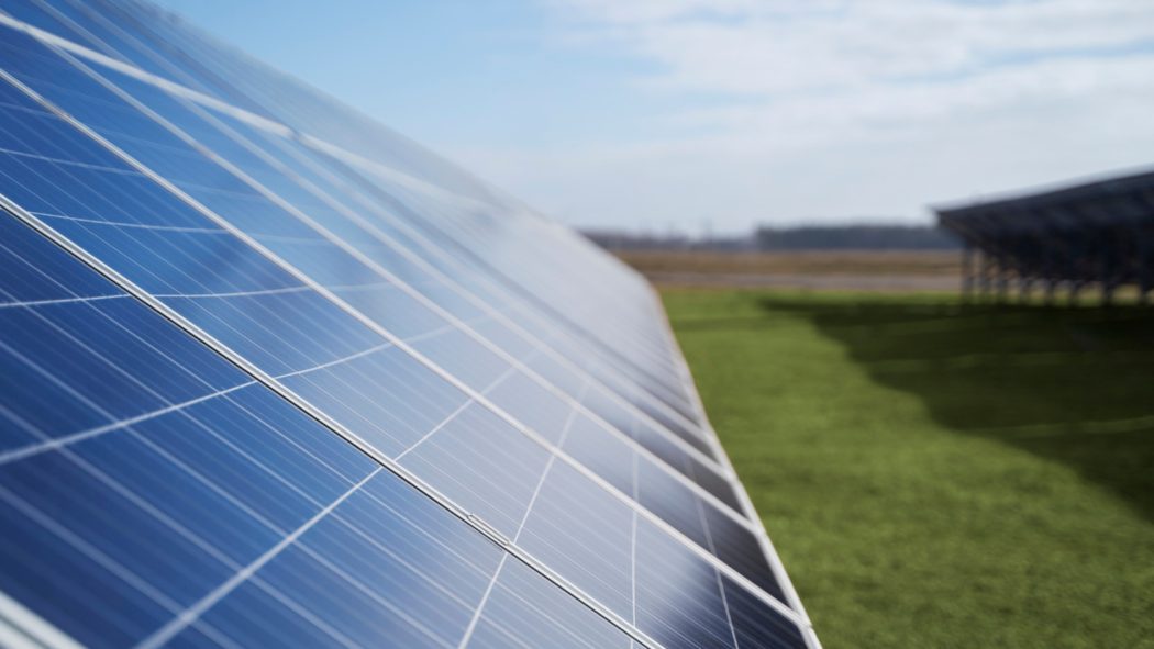 Comment réussir le montage de panneaux solaires en kit chez soi ?