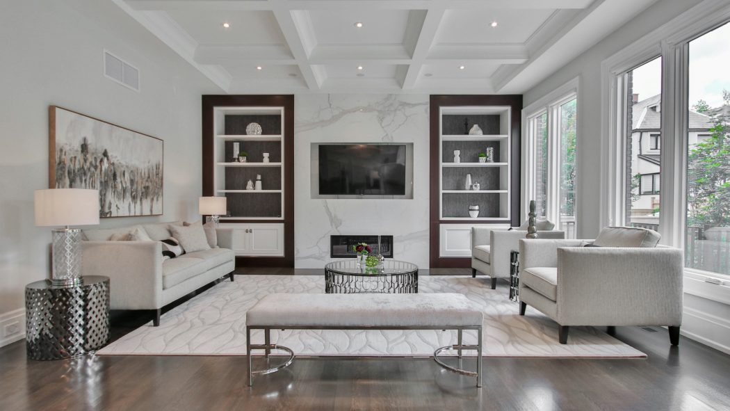 Apporter de l'espace et de la lumière à votre salon grâce à des meubles bien pensés