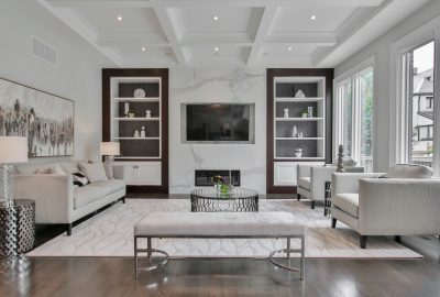 Apporter de l'espace et de la lumière à votre salon grâce à des meubles bien pensés