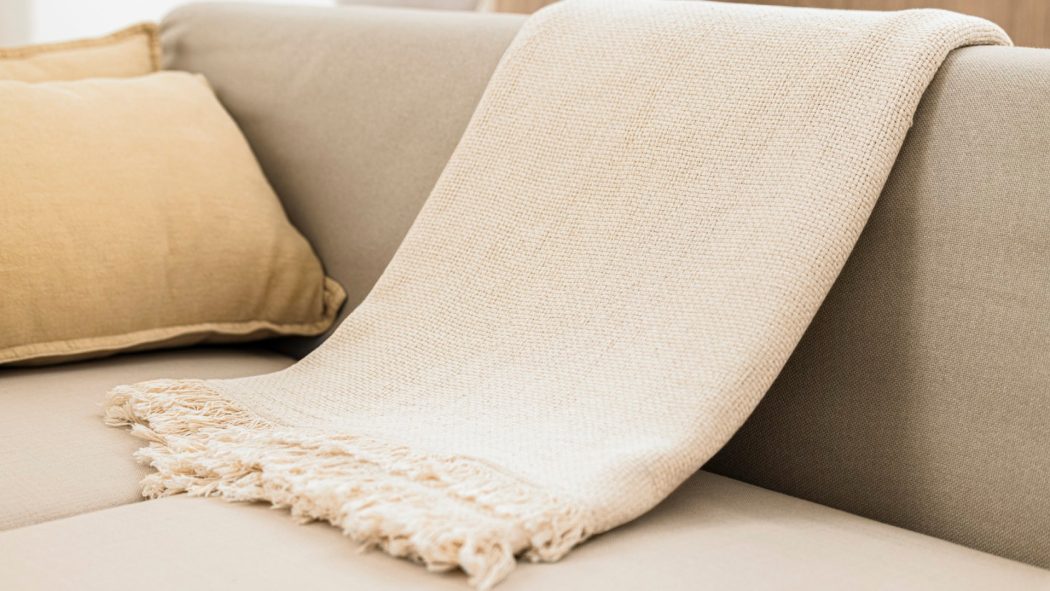 Pourquoi le plaid en cachemire est le must-have déco de l’hiver ?