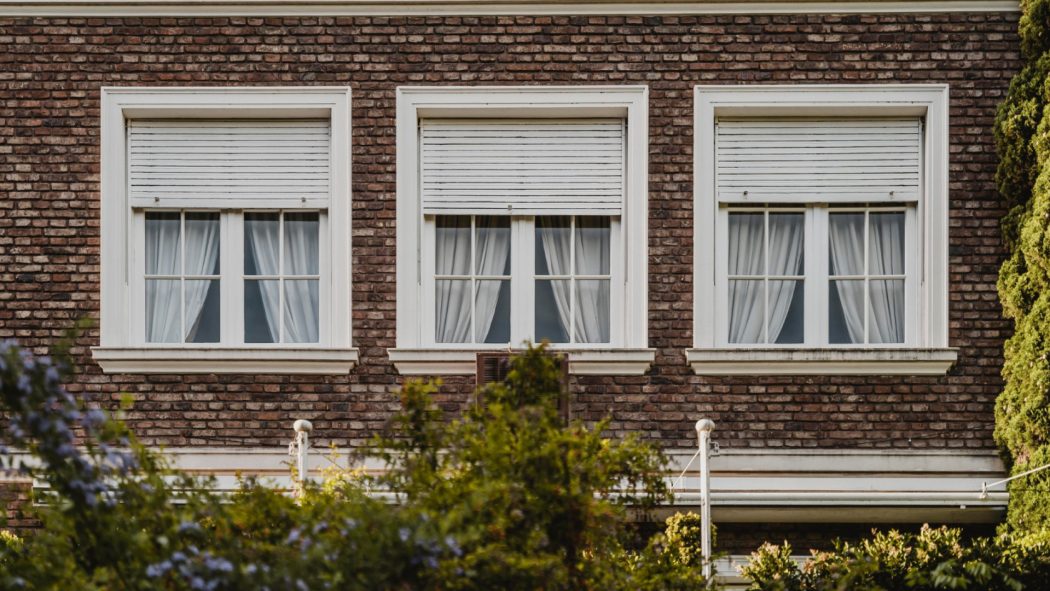 Store sur mesure : pourquoi choisir cette option pour vos fenêtres ?