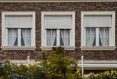 Store sur mesure : pourquoi choisir cette option pour vos fenêtres ?