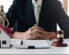 Les critères essentiels pour choisir un avocat dans une vente aux enchères immobilière