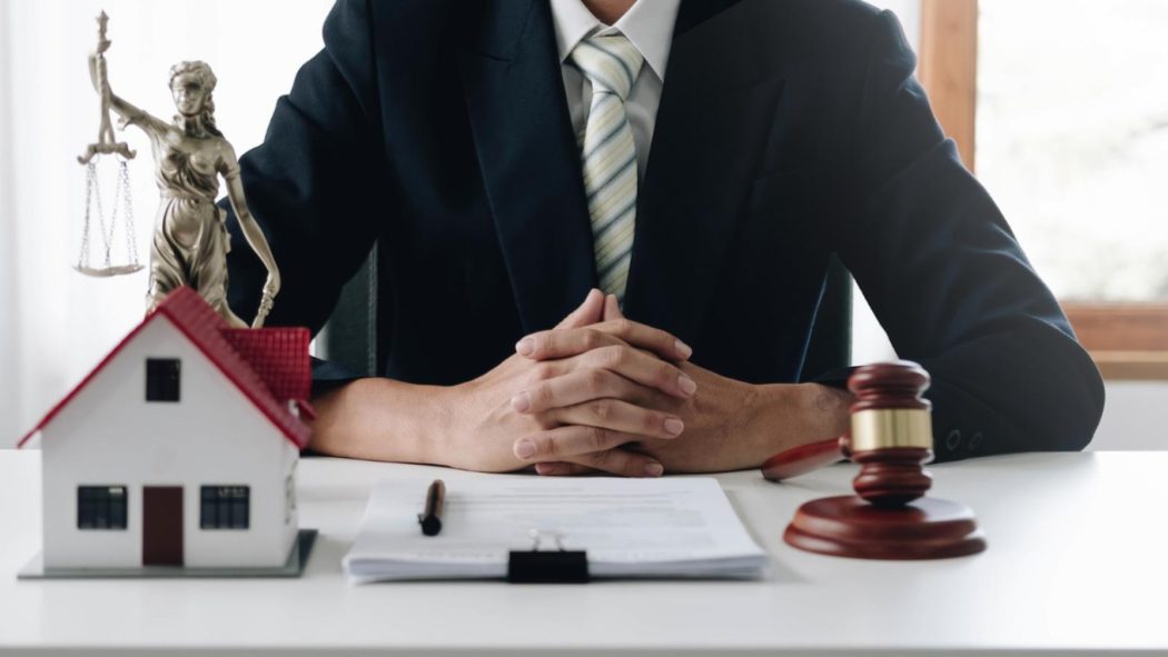 Les critères essentiels pour choisir un avocat dans une vente aux enchères immobilière
