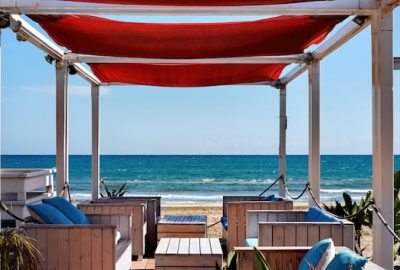 Aménager votre extérieur : le choix du sur-mesure pour stores et pergolas