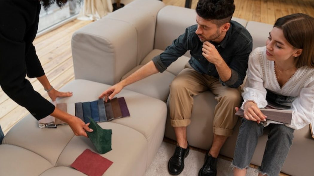 Canapé d’angle ou canapé droit : lequel choisir pour votre salon ?