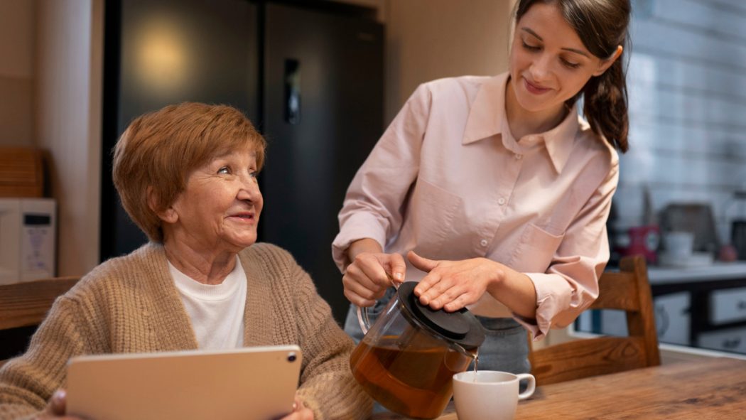 Comment un service d’aide à domicile transforme votre façon de vivre chez vous ?