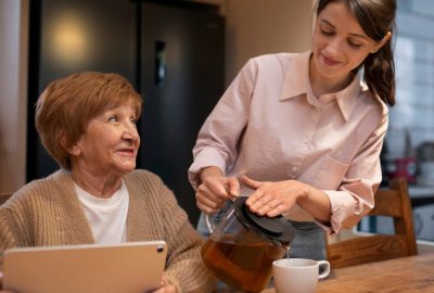 Comment un service d’aide à domicile transforme votre façon de vivre chez vous ?