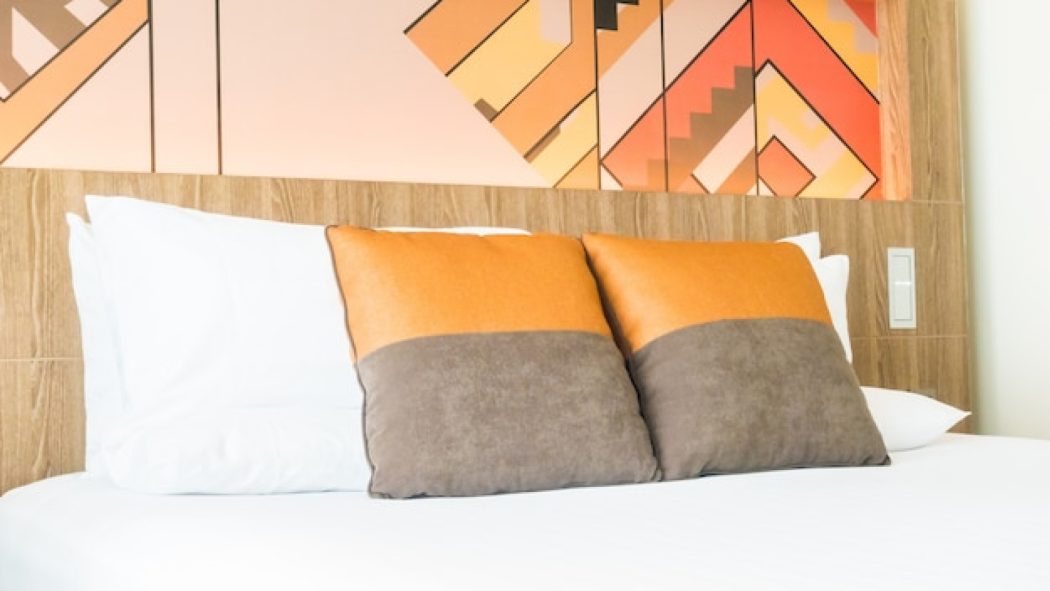 Tête de lit en bois : styles et modèles à adopter pour une chambre unique