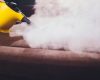 Nettoyer un canapé en profondeur avec la vapeur : méthode efficace et précautions