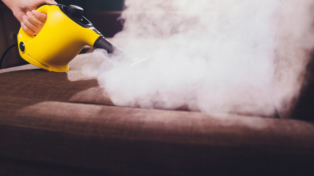 Nettoyer un canapé en profondeur avec la vapeur : méthode efficace et précautions