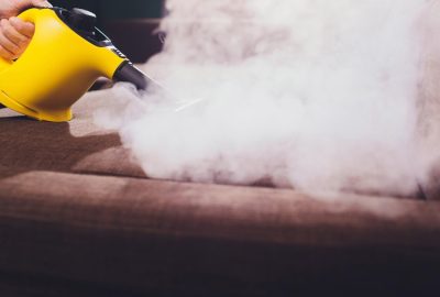 Nettoyer un canapé en profondeur avec la vapeur : méthode efficace et précautions