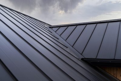 Pourquoi préparer efficacement sa toiture pour l’hiver et les intempéries ?